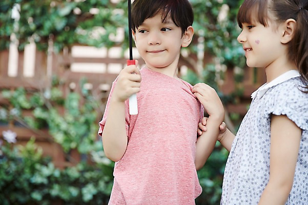 포토 JPG 주간 외국인 커플 여자 남자 우산 상반신 야외 두명 옆모습 다정 유치원생 설레임 어린이만 국내포토 자연요소 감정 어린이 뷰포인트 컨셉 관계 사람 인종 파일형식