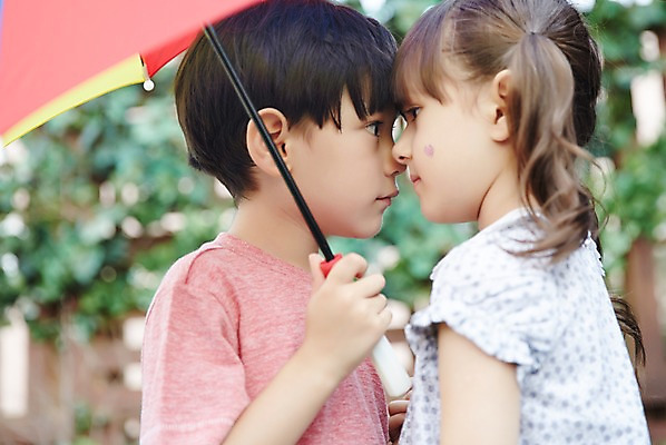 포토 JPG 주간 외국인 커플 여자 남자 우산 상반신 야외 두명 옆모습 마주보기 다정 유치원생 설레임 어린이만 국내포토 자연요소 감정 어린이 뷰포인트 컨셉 관계 모션 사람 인종 파일형식