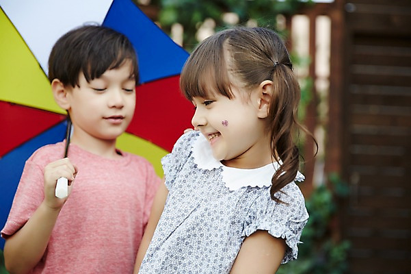 포토 JPG 주간 외국인 커플 여자 남자 우산 상반신 야외 두명 옆모습 다정 유치원생 펼침 설레임 어린이만 국내포토 자연요소 감정 어린이 뷰포인트 컨셉 관계 모션 사람 인종 파일형식