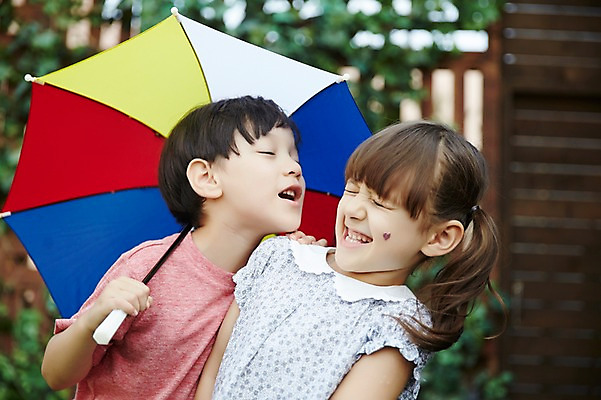 포토 JPG 주간 외국인 커플 여자 남자 우산 장난 상반신 야외 두명 옆모습 다정 유치원생 펼침 설레임 어린이만 국내포토 자연요소 감정 어린이 뷰포인트 컨셉 관계 모션 사람 인종 파일형식