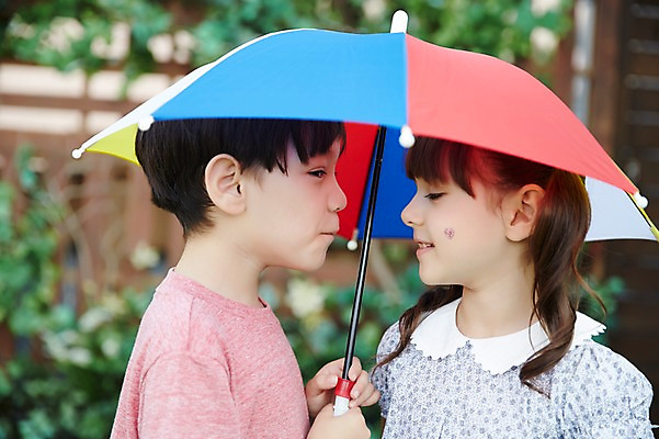 포토 JPG 주간 외국인 커플 여자 남자 우산 상반신 야외 두명 옆모습 다정 유치원생 펼침 설레임 어린이만 국내포토 자연요소 감정 어린이 뷰포인트 컨셉 관계 모션 사람 인종 파일형식