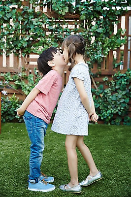 포토 JPG 주간 전신 외국인 커플 여자 남자 키스 사랑 잔디 야외 두명 옆모습 다정 유치원생 설레임 어린이만 국내포토 자연요소 식물 감정 어린이 뷰포인트 컨셉 관계 사람 인종 애정표현 파일형식