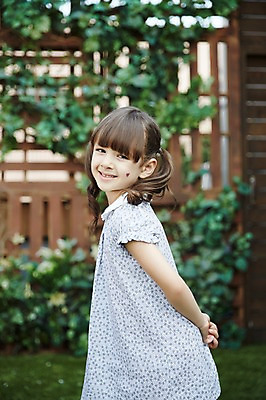 포토 JPG 주간 외국인 원피스 여자 한명 미소 상반신 야외 옆모습 유치원생 뒷짐 소녀한명만 국내포토 자연요소 1 옷 어린이 뷰포인트 모션 표정 사람 인종 여자한명만 소녀만 파일형식