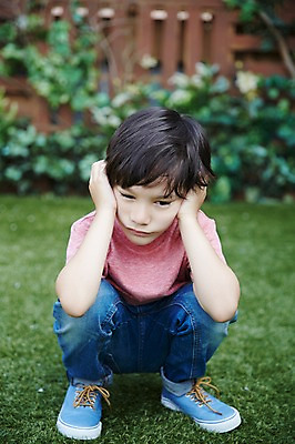 포토 JPG 주간 전신 외국인 남자 한명 잔디 야외 앞모습 유치원생 슬픔 고민 웅크림 소년한명만 국내포토 자연요소 식물 1 감정 어린이 뷰포인트 모션 사람 인종 남자한명만 소년만 파일형식