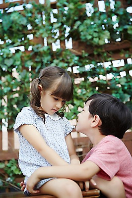 포토 JPG 주간 외국인 커플 여자 남자 앉기 상반신 야외 두명 옆모습 유치원생 올려보기 슬픔 위로 어린이만 국내포토 자연요소 감정 어린이 뷰포인트 관계 모션 사람 인종 파일형식