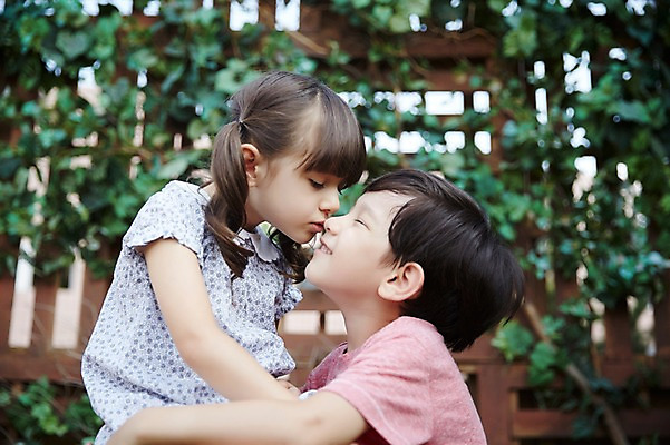 포토 JPG 주간 외국인 커플 여자 남자 키스 사랑 상반신 야외 두명 옆모습 다정 유치원생 설레임 어린이만 국내포토 자연요소 감정 어린이 뷰포인트 컨셉 관계 사람 인종 애정표현 파일형식
