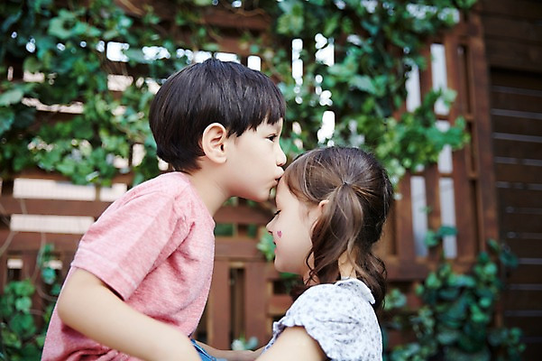 포토 JPG 주간 외국인 커플 여자 남자 키스 사랑 상반신 야외 두명 옆모습 다정 유치원생 설레임 어린이만 국내포토 자연요소 감정 어린이 뷰포인트 컨셉 관계 사람 인종 애정표현 파일형식