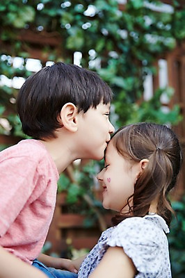 포토 JPG 주간 외국인 커플 여자 남자 키스 사랑 상반신 야외 두명 옆모습 다정 유치원생 설레임 어린이만 국내포토 자연요소 감정 어린이 뷰포인트 컨셉 관계 사람 인종 애정표현 파일형식