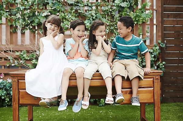 포토 JPG 주간 전신 외국인 여자 남자 흑인 함께함 앉기 손짓 여러명 야외 앞모습 친구 우정 유치원생 한국인 즐거움 어린이만 국내포토 자연요소 서양인 감정 어린이 뷰포인트 다수 컨셉 관계 모션 사람 동양인 인종 파일형식