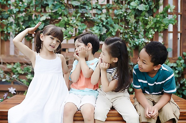 포토 JPG 주간 외국인 여자 남자 흑인 함께함 앉기 손짓 여러명 상반신 야외 앞모습 친구 우정 유치원생 한국인 자신감 즐거움 어린이만 국내포토 자연요소 서양인 감정 어린이 뷰포인트 다수 컨셉 관계 모션 사람 동양인 인종 파일형식