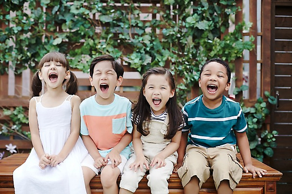 포토 JPG 주간 외국인 여자 남자 흑인 함께함 입벌림 웃음 앉기 여러명 상반신 야외 앞모습 친구 우정 유치원생 한국인 즐거움 어린이만 국내포토 자연요소 서양인 감정 어린이 뷰포인트 다수 컨셉 관계 모션 표정 사람 동양인 인종 파일형식