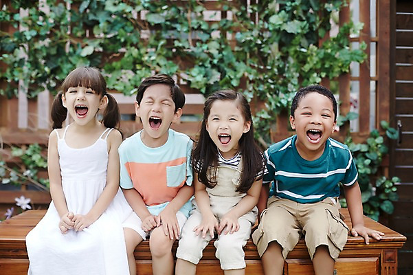 포토 JPG 주간 외국인 여자 남자 흑인 함께함 입벌림 웃음 앉기 여러명 상반신 야외 앞모습 친구 우정 유치원생 한국인 즐거움 어린이만 국내포토 자연요소 서양인 감정 어린이 뷰포인트 다수 컨셉 관계 모션 표정 사람 동양인 인종 파일형식