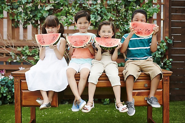 포토 JPG 주간 전신 외국인 여자 남자 흑인 여름음식 수박 함께함 앉기 여러명 야외 앞모습 친구 우정 유치원생 한국인 먹기 즐거움 어린이만 제철음식 제철과일 국내포토 자연요소 서양인 감정 어린이 음식 뷰포인트 다수 컨셉 과일 관계 모션 사람 동양인 인종 제철 파일형식 여름_계절
