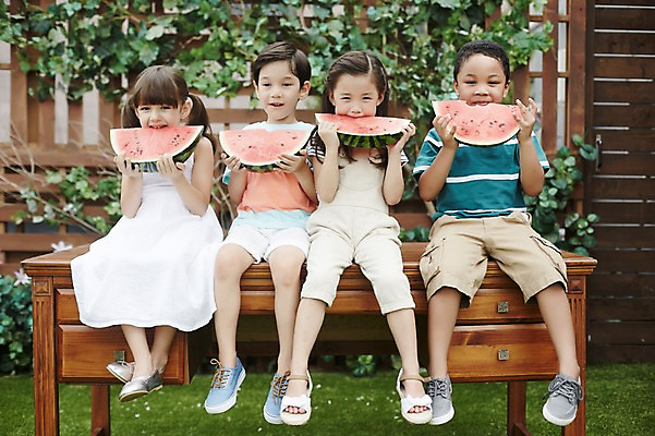 포토 JPG 주간 전신 외국인 여자 남자 흑인 여름음식 수박 함께함 앉기 여러명 야외 앞모습 친구 우정 유치원생 한국인 먹기 즐거움 어린이만 제철음식 제철과일 국내포토 자연요소 서양인 감정 어린이 음식 뷰포인트 다수 컨셉 과일 관계 모션 사람 동양인 인종 제철 파일형식 여름_계절