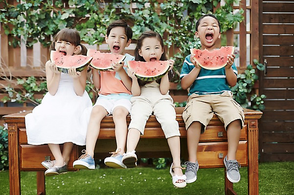 포토 JPG 주간 전신 외국인 여자 남자 흑인 여름음식 수박 함께함 입벌림 앉기 여러명 야외 앞모습 친구 우정 유치원생 한국인 먹기 즐거움 어린이만 제철음식 제철과일 국내포토 자연요소 서양인 감정 어린이 음식 뷰포인트 다수 컨셉 과일 관계 모션 표정 사람 동양인 인종 제철 파일형식 여름_계절