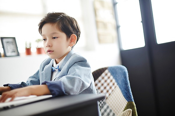 포토 JPG 외국인 남자 실내 한명 앉기 상반신 노트북 유치원생 타이핑 업무 체험학습 체험 열정 직업체험 소년한명만 국내포토 1 감정 어린이 컨셉 모션 사람 인종 내부 전자제품 작업 남자한명만 소년만 파일형식