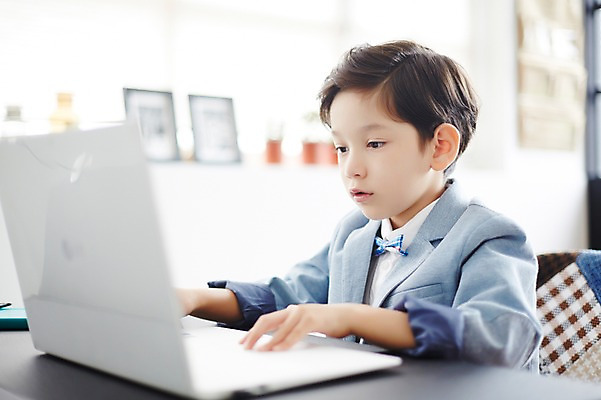 포토 JPG 외국인 남자 실내 한명 앉기 상반신 노트북 유치원생 타이핑 업무 체험학습 체험 열정 직업체험 소년한명만 국내포토 1 감정 어린이 컨셉 모션 사람 인종 내부 전자제품 작업 남자한명만 소년만 파일형식