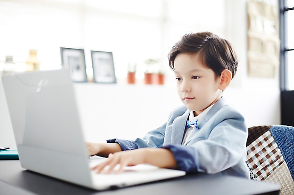 포토 JPG 외국인 남자 실내 한명 앉기 상반신 노트북 유치원생 타이핑 업무 체험학습 체험 열정 직업체험 소년한명만 국내포토 1 감정 어린이 컨셉 모션 사람 인종 내부 전자제품 작업 남자한명만 소년만 파일형식