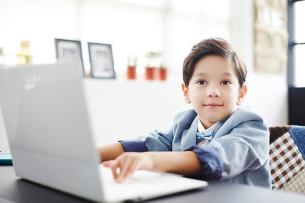 포토 JPG 외국인 남자 실내 한명 앉기 상반신 노트북 유치원생 타이핑 업무 체험학습 체험 열정 직업체험 소년한명만 국내포토 1 감정 어린이 컨셉 모션 사람 인종 내부 전자제품 작업 남자한명만 소년만 파일형식