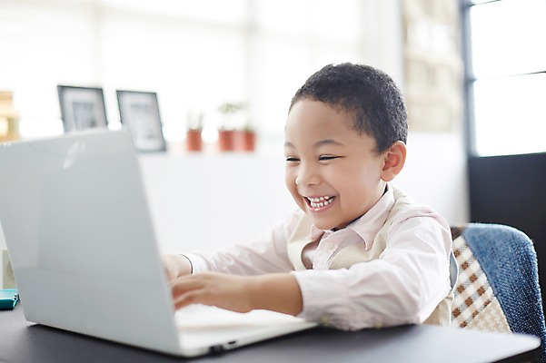 포토 JPG 외국인 남자 흑인 실내 한명 미소 앉기 상반신 노트북 유치원생 타이핑 업무 체험학습 체험 열정 직업체험 소년한명만 국내포토 서양인 1 감정 어린이 컨셉 모션 표정 사람 인종 내부 전자제품 작업 남자한명만 소년만 파일형식