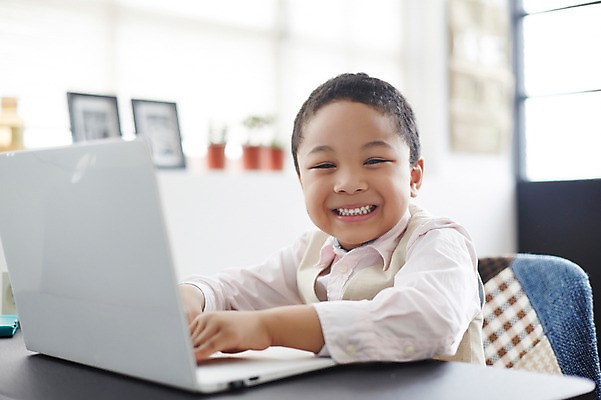 포토 JPG 외국인 남자 흑인 실내 한명 미소 앉기 상반신 노트북 유치원생 타이핑 업무 체험학습 체험 열정 직업체험 소년한명만 국내포토 서양인 1 감정 어린이 컨셉 모션 표정 사람 인종 내부 전자제품 작업 남자한명만 소년만 파일형식