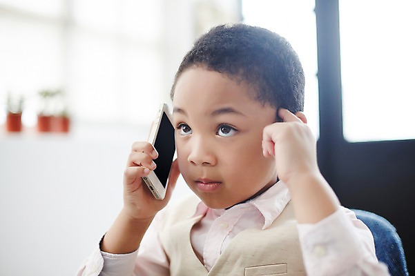 포토 JPG 외국인 남자 흑인 실내 한명 상반신 스마트폰 유치원생 체험학습 체험 열정 통화 직업체험 소년한명만 국내포토 서양인 1 감정 어린이 컨셉 모션 사람 인종 내부 핸드폰 스마트기기 남자한명만 소년만 파일형식