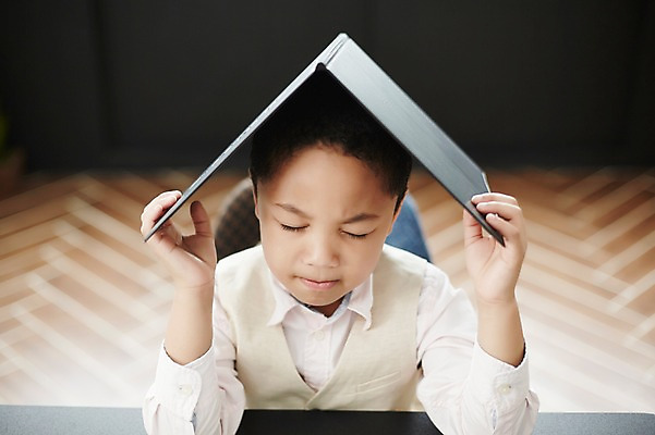 포토 JPG 스튜디오촬영 외국인 남자 흑인 스트레스 실내 한명 상반신 앞모습 책 눈감음 유치원생 고민 갈등 소년한명만 놓기 국내포토 서양인 1 감정 어린이 뷰포인트 모션 사람 인종 내부 남자한명만 소년만 파일형식