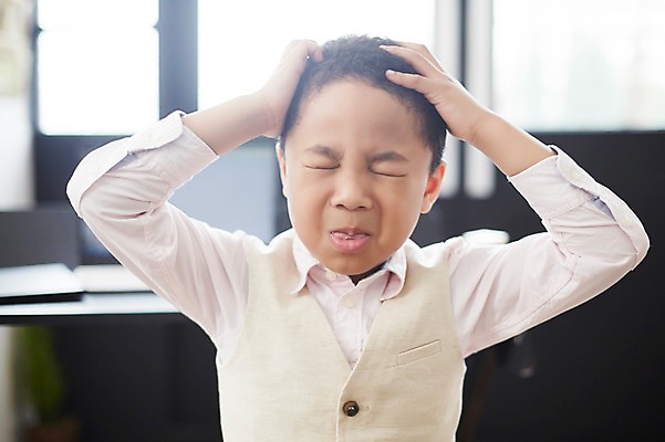 포토 JPG 외국인 남자 흑인 스트레스 실내 한명 상반신 앞모습 유치원생 찡그림 고민 갈등 소년한명만 국내포토 서양인 1 감정 어린이 뷰포인트 표정 사람 인종 내부 남자한명만 소년만 파일형식