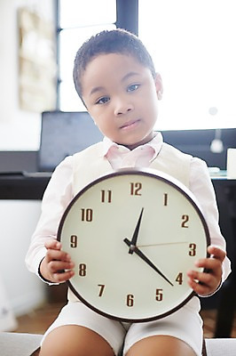 포토 JPG 외국인 남자 시계 흑인 실내 한명 앉기 상반신 앞모습 유치원생 시간 점심 소년한명만 국내포토 서양인 1 어린이 뷰포인트 모션 사람 인종 내부 남자한명만 소년만 파일형식