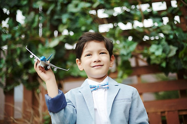 포토 JPG 주간 외국인 남자 비행기 한명 상반신 야외 앞모습 아웃포커스 장난감 유치원생 소년한명만 국내포토 자연요소 1 어린이 뷰포인트 항공교통 대중교통 촬영기법 사람 인종 남자한명만 소년만 파일형식