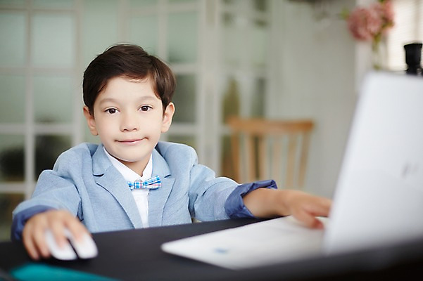 포토 JPG 외국인 남자 실내 한명 상반신 앞모습 노트북 유치원생 체험학습 체험 열정 직업체험 소년한명만 국내포토 1 감정 어린이 뷰포인트 컨셉 사람 인종 내부 전자제품 남자한명만 소년만 파일형식