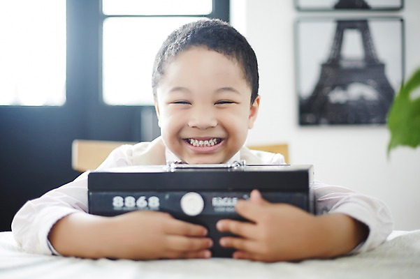 포토 JPG 외국인 남자 흑인 안기 실내 한명 미소 상반신 앞모습 유치원생 보호 소중 금고 소년한명만 국내포토 서양인 1 어린이 뷰포인트 컨셉 모션 표정 사람 인종 내부 남자한명만 소년만 파일형식