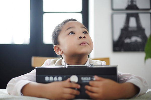포토 JPG 외국인 남자 흑인 안기 실내 한명 상반신 앞모습 유치원생 보호 소중 금고 소년한명만 국내포토 서양인 1 어린이 뷰포인트 컨셉 모션 사람 인종 내부 남자한명만 소년만 파일형식