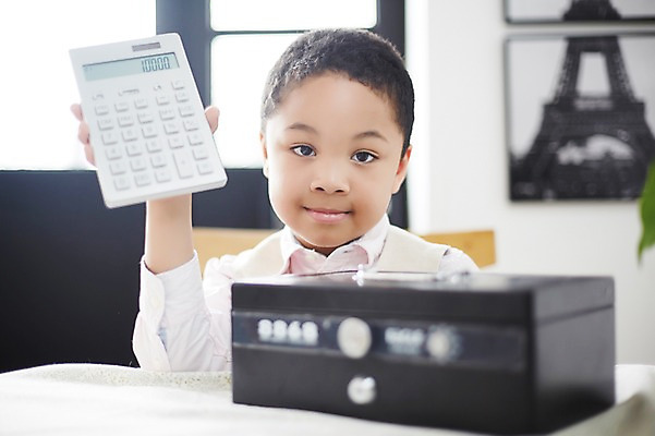 포토 JPG 외국인 남자 흑인 실내 한명 상반신 앞모습 유치원생 계산기 보호 소중 금고 소년한명만 국내포토 서양인 1 어린이 뷰포인트 컨셉 문구용품 사람 인종 내부 장비 남자한명만 소년만 파일형식
