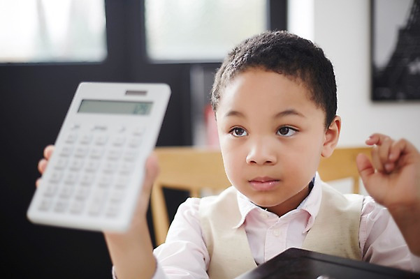 포토 JPG 외국인 남자 흑인 실내 한명 상반신 앞모습 유치원생 계산기 보호 소중 소년한명만 국내포토 서양인 1 어린이 뷰포인트 컨셉 문구용품 사람 인종 내부 장비 남자한명만 소년만 파일형식