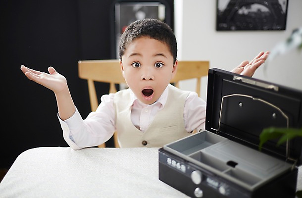 포토 JPG 외국인 남자 흑인 실내 한명 상반신 앞모습 놀람 유치원생 오픈 보호 소중 금고 소년한명만 국내포토 서양인 1 감정 어린이 뷰포인트 컨셉 표정 사람 인종 내부 남자한명만 소년만 파일형식