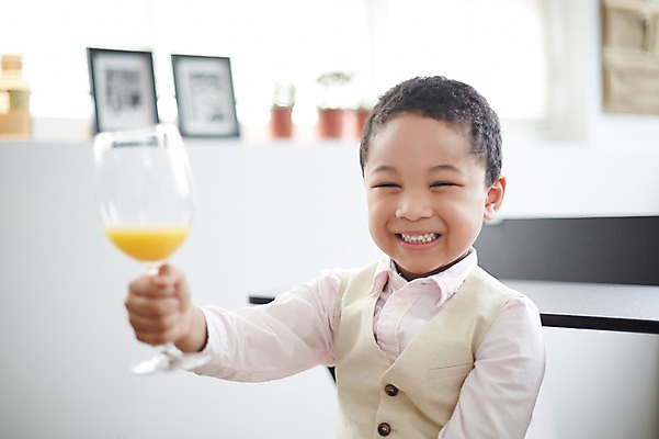 포토 JPG 외국인 남자 여유 흑인 와인잔 실내 한명 미소 상반신 주스 유치원생 성장 자신감 소년한명만 국내포토 서양인 1 감정 음료 어린이 술잔 표정 사람 인종 내부 남자한명만 소년만 파일형식