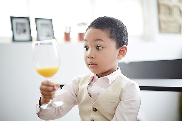 포토 JPG 외국인 남자 여유 흑인 와인잔 실내 한명 상반신 놀람 주스 유치원생 성장 자신감 소년한명만 국내포토 서양인 1 감정 음료 어린이 술잔 표정 사람 인종 내부 남자한명만 소년만 파일형식