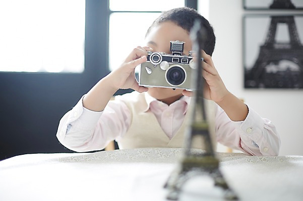 포토 JPG 외국인 남자 흑인 실내 한명 상반신 앞모습 모형 카메라 사진촬영 유치원생 에펠탑 소년한명만 국내포토 서양인 1 어린이 뷰포인트 사람 인종 내부 전자제품 촬영 파리 랜드마크 남자한명만 소년만 파일형식