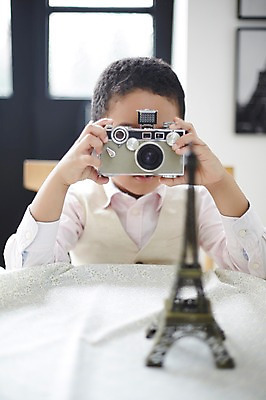 포토 JPG 외국인 남자 흑인 실내 한명 상반신 앞모습 모형 카메라 사진촬영 유치원생 에펠탑 소년한명만 국내포토 서양인 1 어린이 뷰포인트 사람 인종 내부 전자제품 촬영 파리 랜드마크 남자한명만 소년만 파일형식