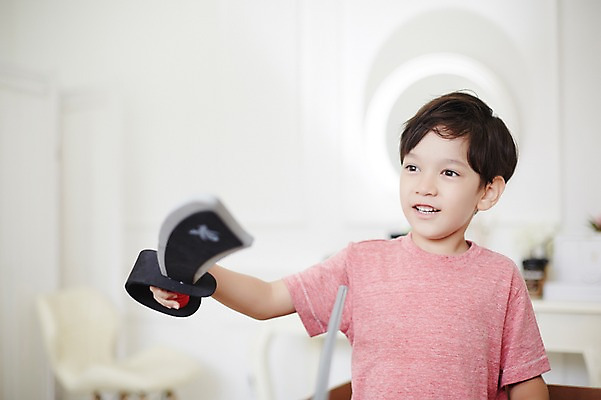 포토 JPG 외국인 남자 놀이 실내 한명 상반신 장난감 유치원생 칼 집중 열정 칼싸움 소년한명만 국내포토 1 감정 어린이 컨셉 사람 인종 내부 싸움 남자한명만 소년만 파일형식