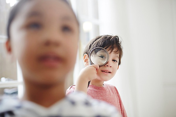 포토 JPG 외국인 남자 돋보기 실내 상반신 두명 아웃포커스 친구 유치원생 관찰 집중 호기심 관심 소년만 국내포토 감정 어린이 컨셉 관계 모션 촬영기법 사람 인종 내부 남자만 어린이만 파일형식