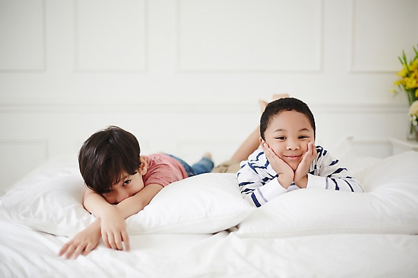 포토 JPG 외국인 남자 엎드리기 흑인 함께함 실내 상반신 두명 앞모습 친구 우정 유치원생 침대 포근함 편안함 소년만 국내포토 서양인 어린이 뷰포인트 가구 컨셉 관계 모션 사람 인종 내부 감각 남자만 어린이만 파일형식