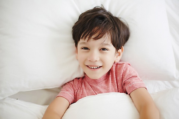 포토 JPG 외국인 남자 베개 휴식 실내 한명 미소 상반신 앞모습 눕기 유치원생 이불 침대 포근함 편안함 소년한명만 국내포토 1 어린이 뷰포인트 가구 컨셉 침구 모션 표정 사람 인종 내부 감각 남자한명만 소년만 파일형식