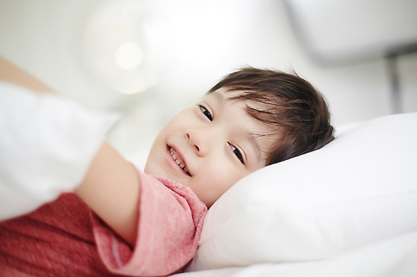 포토 JPG 외국인 남자 베개 휴식 실내 한명 상반신 옆모습 눕기 유치원생 이불 침대 포근함 편안함 소년한명만 국내포토 1 어린이 뷰포인트 가구 컨셉 침구 모션 사람 인종 내부 감각 남자한명만 소년만 파일형식