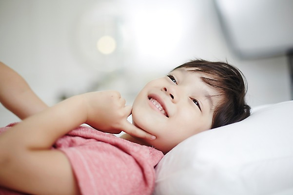 포토 JPG 외국인 남자 베개 휴식 실내 한명 상반신 옆모습 눕기 유치원생 이불 침대 포근함 편안함 소년한명만 국내포토 1 어린이 뷰포인트 가구 컨셉 침구 모션 사람 인종 내부 감각 남자한명만 소년만 파일형식