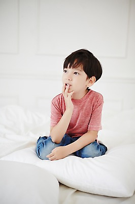 포토 JPG 외국인 남자 베개 실내 한명 앉기 상반신 앞모습 유치원생 침대 집중 호기심 소년한명만 국내포토 1 감정 어린이 뷰포인트 가구 컨셉 침구 모션 사람 인종 내부 남자한명만 소년만 파일형식