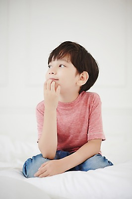 포토 JPG 외국인 남자 베개 실내 한명 앉기 상반신 앞모습 유치원생 침대 집중 호기심 소년한명만 국내포토 1 감정 어린이 뷰포인트 가구 컨셉 침구 모션 사람 인종 내부 남자한명만 소년만 파일형식