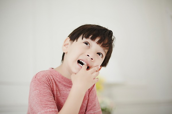 포토 JPG 외국인 남자 손가락 실내 한명 상반신 유치원생 올려보기 물기 집중 호기심 소년한명만 국내포토 1 손 감정 어린이 컨셉 모션 사람 인종 내부 남자한명만 소년만 파일형식