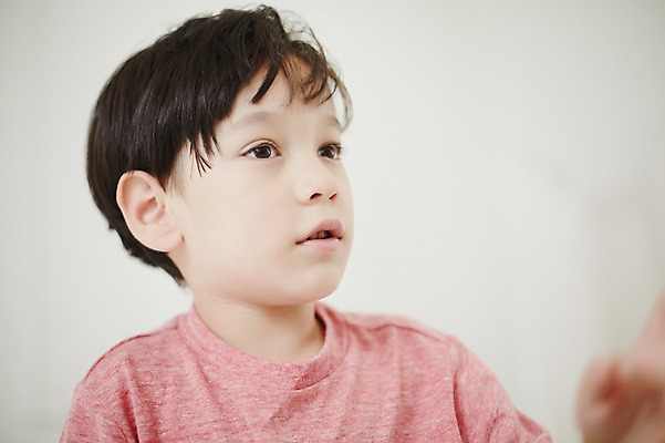 포토 JPG 외국인 남자 실내 한명 상반신 유치원생 소년한명만 국내포토 1 어린이 사람 인종 내부 남자한명만 소년만 파일형식